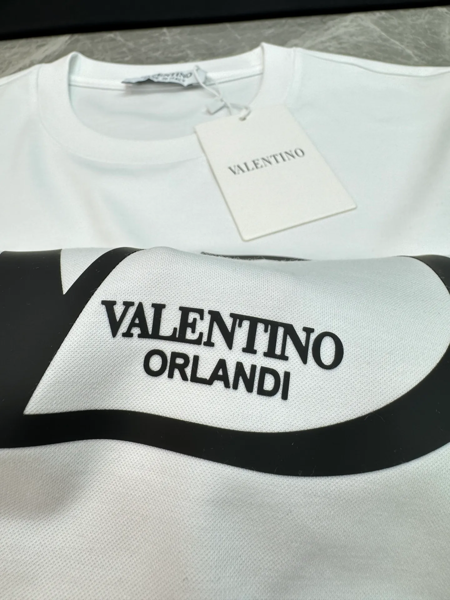 ⚜️Valentino Classic round neck T-shirt. Made of high-count mercerized cotton fabric, it has a delicate and soft light texture on the hand. It drape smoothly without sweating, and the upper body is neat and does not collapse. The iconic big V logo is minimalist and advanced, and the Black and White two-color Versatile is unmistakable. The round neck fits the neck without tightening the skin, and is suitable for daily commuting and leisure travel! It is low-key and releases a light and luxurious atmosphere. It is a basic model that men's wardrobe needs. It is soft and skin-friendly. It has excellent breathability and is super comfortable to wear in spring and summer! The contrasting color brand logo on the front is simple and recognizable, and the slim fit highlights your figure, making it easy to handle for daily commuting and leisure time ✨Sizes: M-4XL slim fit ❗️ (XL recommended for 175/145 pounds)